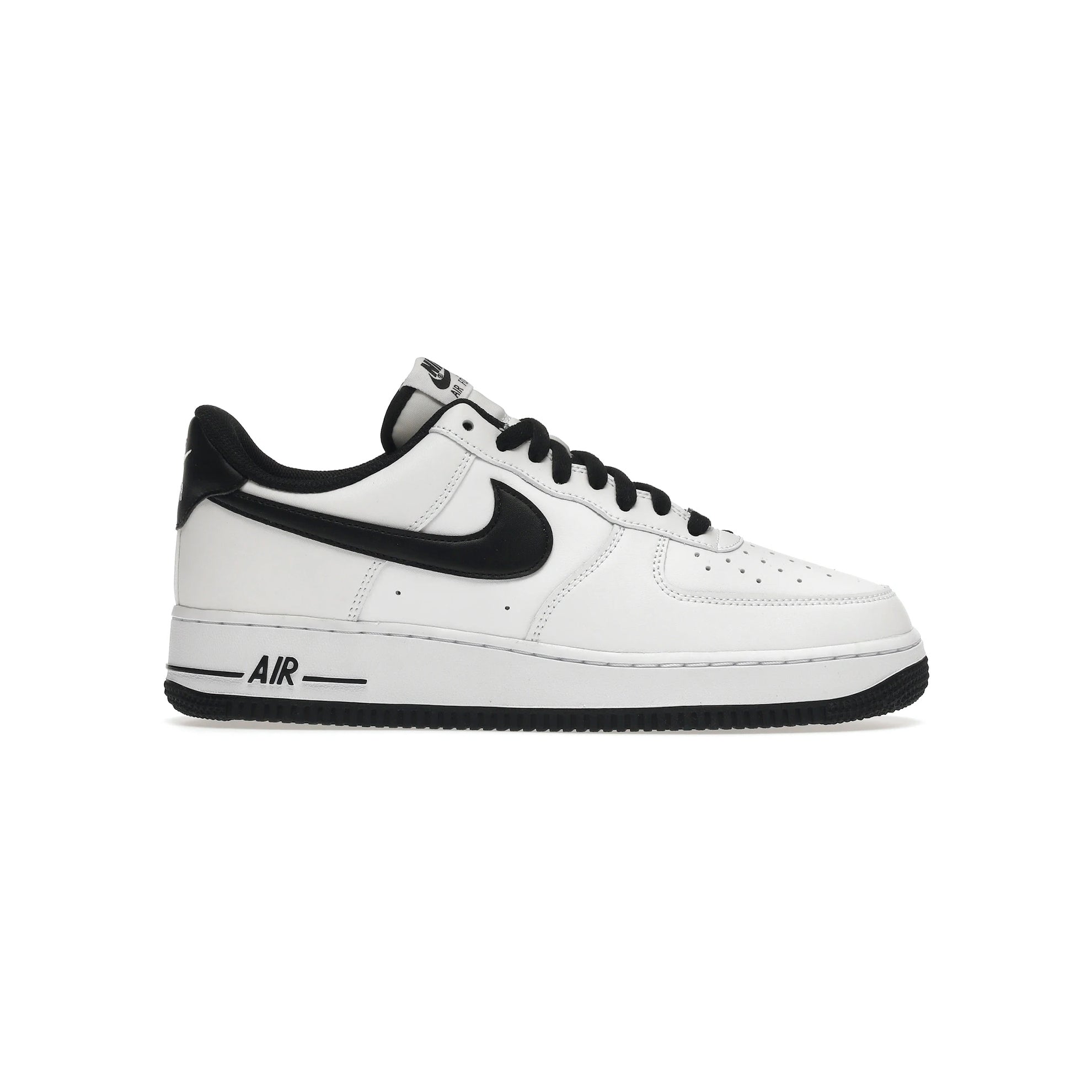 Nike Air Force 1 Low Bianca e Nera con Dettagli in Pelle Lucida